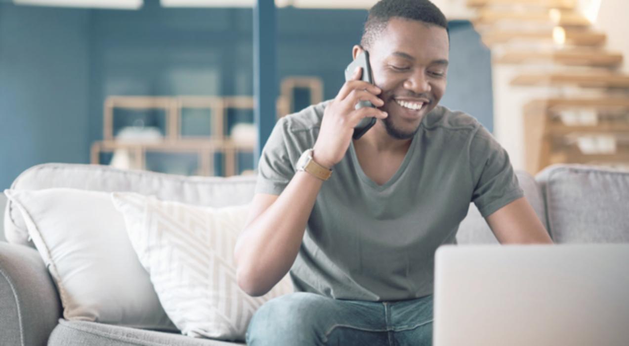 Profesionální finanční analytik při práci