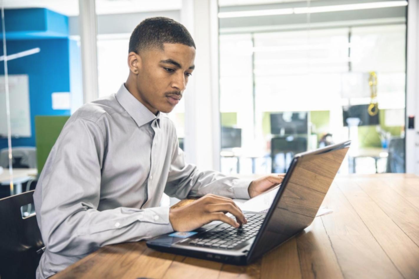 Člověk analyzující investiční data na notebooku