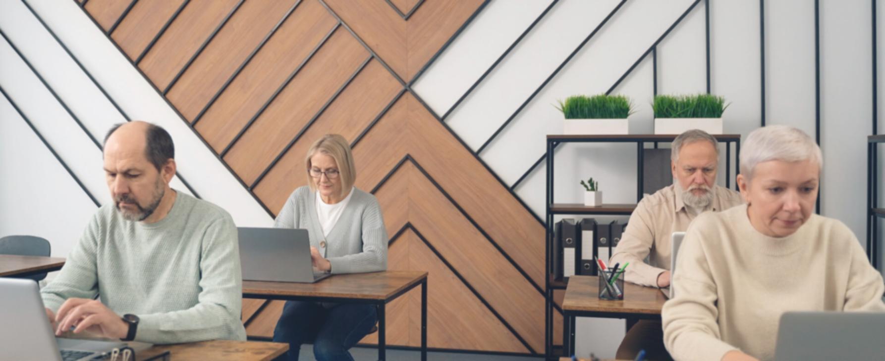 Finanční analýza na monitoru s grafy a daty